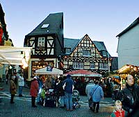 Weihnachtsmarkt in Rdesheim am Rhein, Oberstrasse / Ecke Marktstrasse, 29. November 1998, Foto 19,  Wilhelm Hermann, Oberwesel