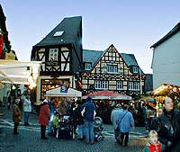 Weihnachtsmarkt in Rdesheim am Rhein, Oberstrasse / Ecke Marktstrasse, 29. November 1998, Foto 19,  Wilhelm Hermann, Oberwesel